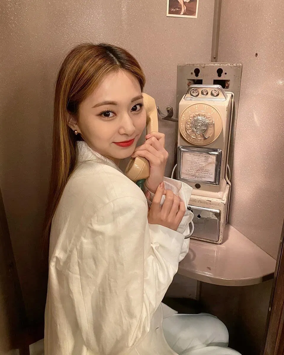 Kwon Min Hee tiết lộ Tzuyu khi không trang điểm thì nhan sắc vẫn không hề bị "dìm hàng". Nữ idol vẫn sáng bừng cả không gian với gương mặt sắc nét, đẹp chuẩn nữ thần của mình (Ảnh: Internet)