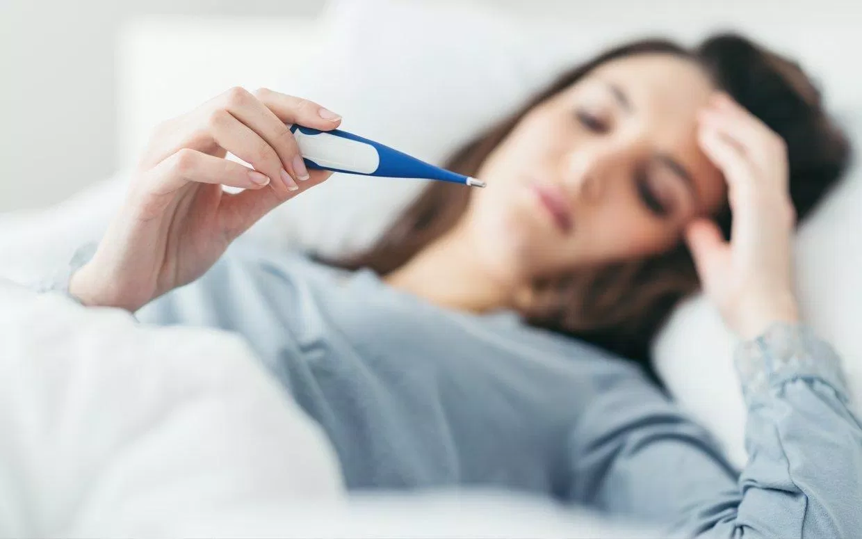 Sốt và mệt mỏi là tác dụng phụ có thể gặp sau khi tiêm vắc-xin (Ảnh: Internet). Sốt và mệt mỏi là tác dụng phụ có thể gặp sau khi tiêm vắc-xin (Ảnh: Internet).