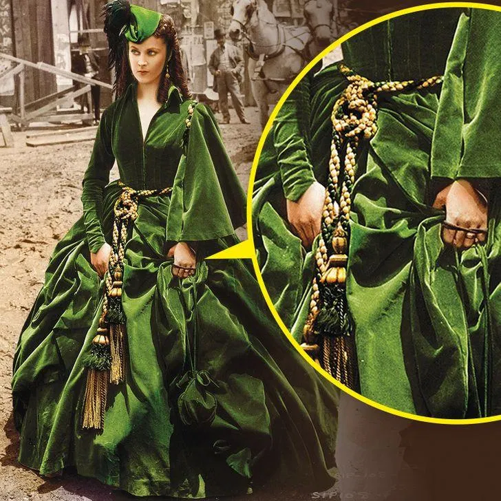 Dùng cả hai tay là thô tục đấy nhé (Ảnh: Internet) Dùng cả hai tay là thô tục đấy nhé (Ảnh: Internet)