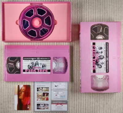Album Pink Tape với thiết kế độc đáo sáng tạo (Nguồn: Internet). Album Pink Tape với thiết kế độc đáo sáng tạo (Nguồn: Internet).