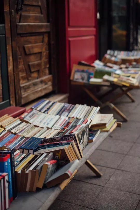 Lê la các hiệu sách là thói quen yêu thích của tôi (Ảnh: Internet). Lê la các hiệu sách là thói quen yêu thích của tôi (Ảnh: Internet).