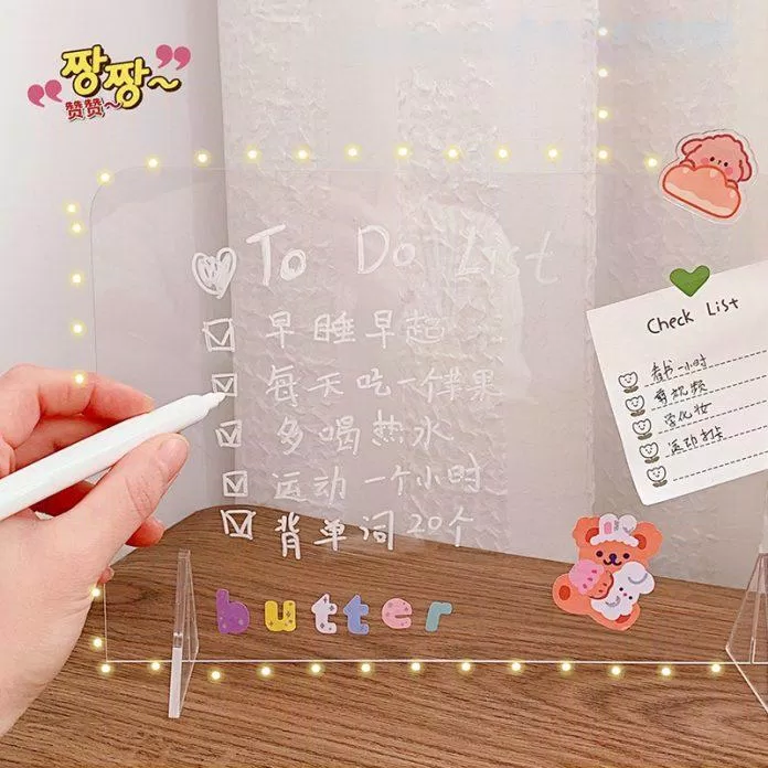 Bảng ghi chú trong suốt vừa giúp bạn ghi nhớ, vừa giúp phòng thêm xinh (Nguồn: Internet). Bảng ghi chú trong suốt vừa giúp bạn ghi nhớ, vừa giúp phòng thêm xinh (Nguồn: Internet).
