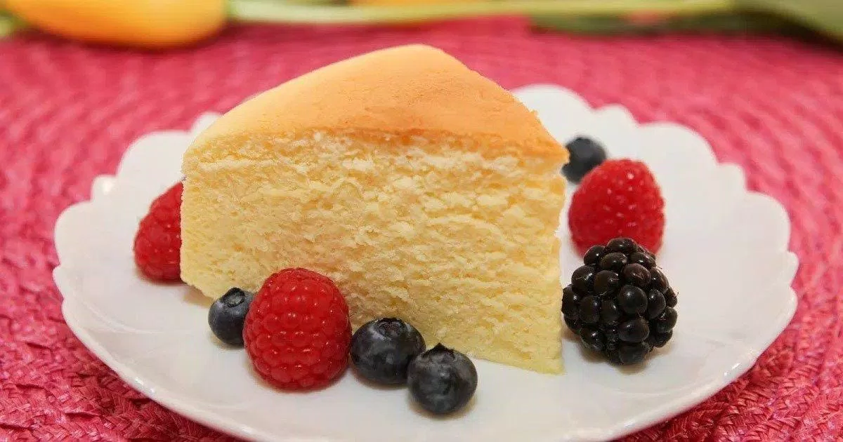 Cách trang trí bánh bông lan đẹp mắt (Ảnh: Internet)