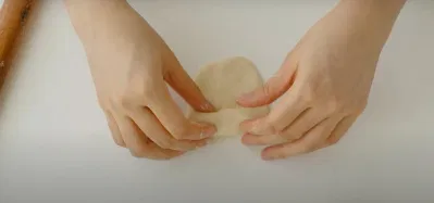 Cuộn phần bột lại (