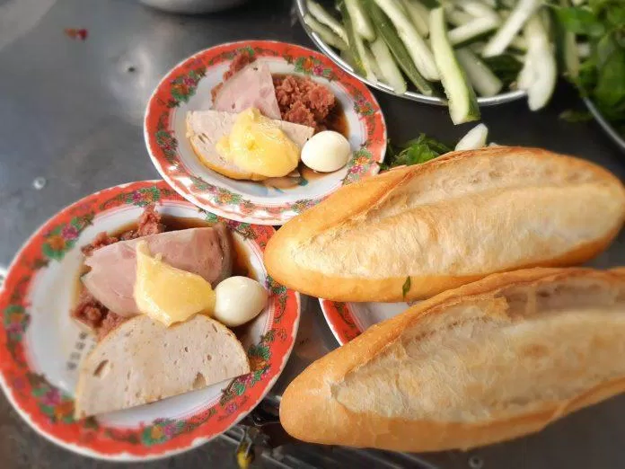 9 tiệm bánh mì ngon ở Đà Nẵng, nhất định phải thử! 5 món ăn vỉa hè ăn gì đà nẵng ăn gì ở Đà Nẵng bánh mì bánh mì cay bánh mì chà bông Bánh mì DELI HANOI bánh mì đà nẵng bánh mì Hội An banh mì madam khanh bánh mì Phượng bánh mì thịt cà phê chả bò đà nẵng du lịch Đà Nẵng Đà Nẵng Food tour Hoi An món ăn đường phố thông tin