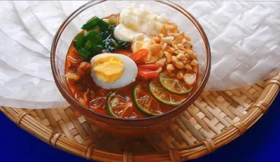 Bánh tráng chấm sốt tắc - món ăn yêu thích của nhiều bạn trẻ (ảnh: Món Ăn Ngon)