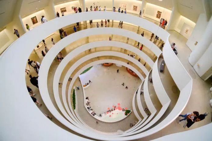 Kiến trúc cầu thang xoắn nổi tiếng trong Guggenheim Museum, New York (ảnh: internet)