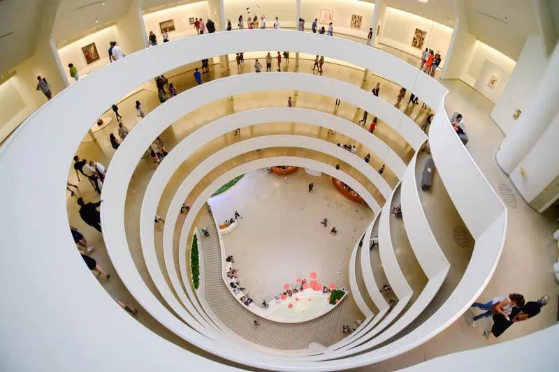 Kiến trúc cầu thang xoắn nổi tiếng trong Guggenheim Museum, New York (ảnh: internet) Kiến trúc cầu thang xoắn nổi tiếng trong Guggenheim Museum, New York (ảnh: internet)