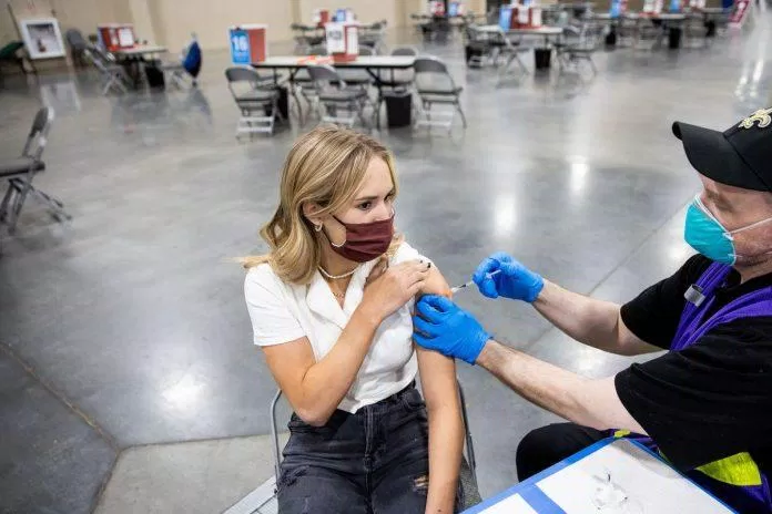 Những người đã tiêm vaccine vẫn có thể bị nhiễm COVID-19 (Ảnh: Internet). Những người đã tiêm vaccine vẫn có thể bị nhiễm COVID-19 (Ảnh: Internet).