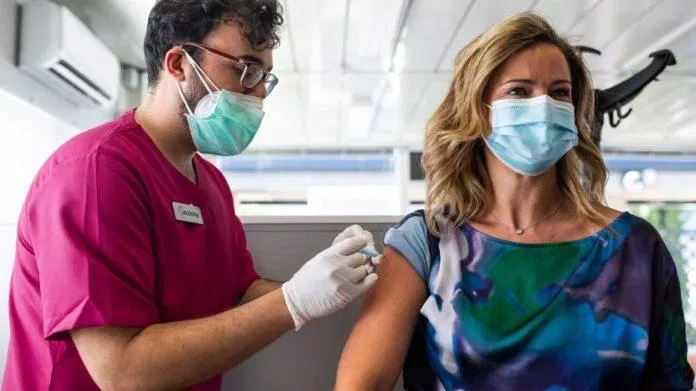 Vaccine vẫn có hiệu quả, mặc dù không phải 100% (Ảnh: Internet). Vaccine vẫn có hiệu quả, mặc dù không phải 100% (Ảnh: Internet).