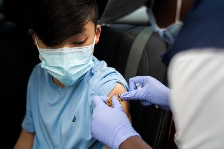 Những người đã tiêm vaccine vẫn nên đeo khẩu trang (Ảnh: Internet).