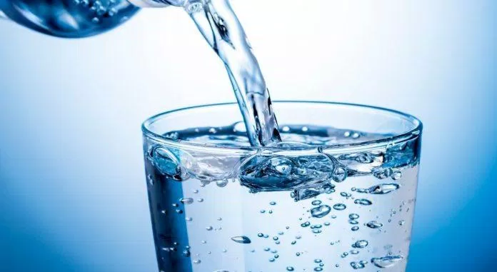 Uống nhiều nước có lợi cho cơ thể (Ảnh: Internet).