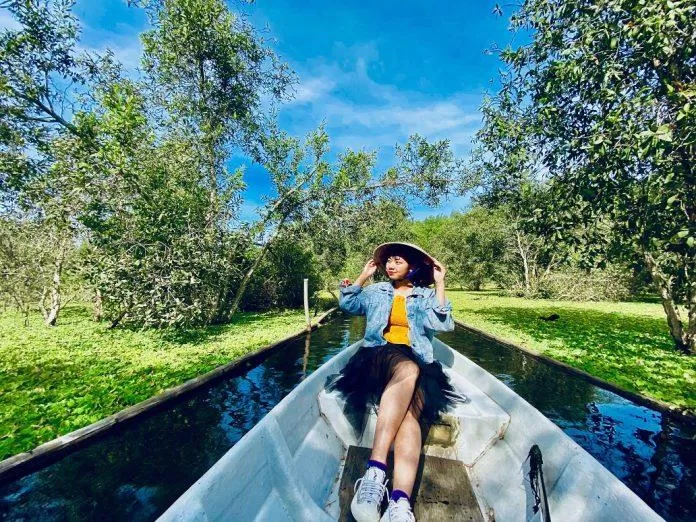 Bơi thuyền ở rừng tràm (Ảnh: Kim Cúc). Bơi thuyền ở rừng tràm (Ảnh: Kim Cúc).
