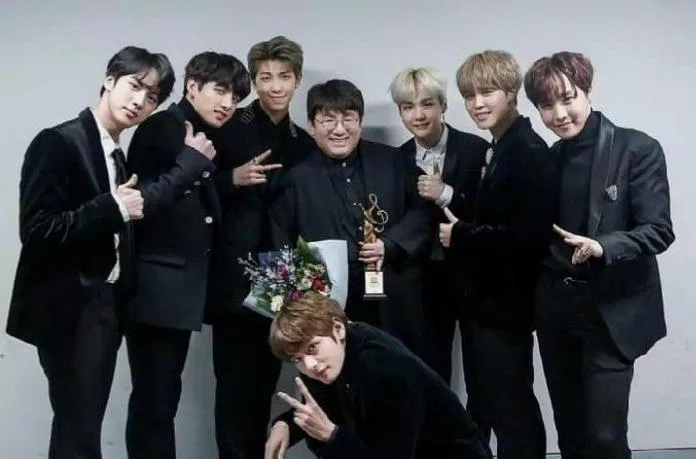Chủ tịch Bang Si-hyuk và các thành viên của BTS (Nguồn: Internet).