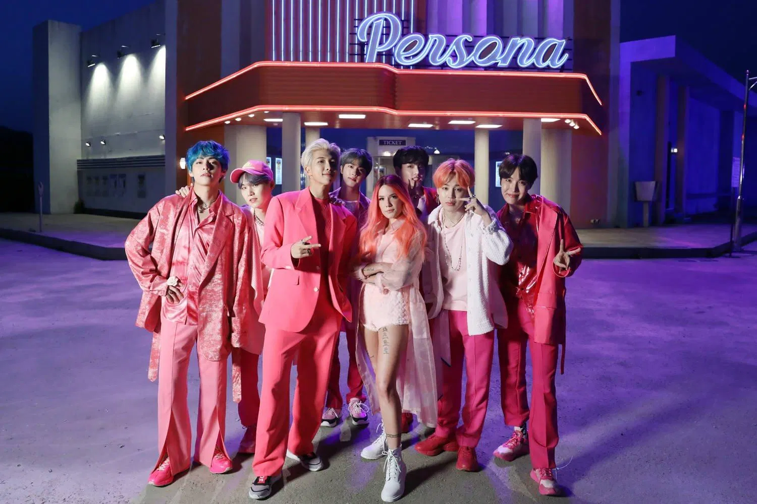BTS và nữ ca sĩ Halsey hợp tác trong ca khúc "Boy with Luv" (Nguồn: Internet). BTS và nữ ca sĩ Halsey hợp tác trong ca khúc "Boy with Luv" (Nguồn: Internet).