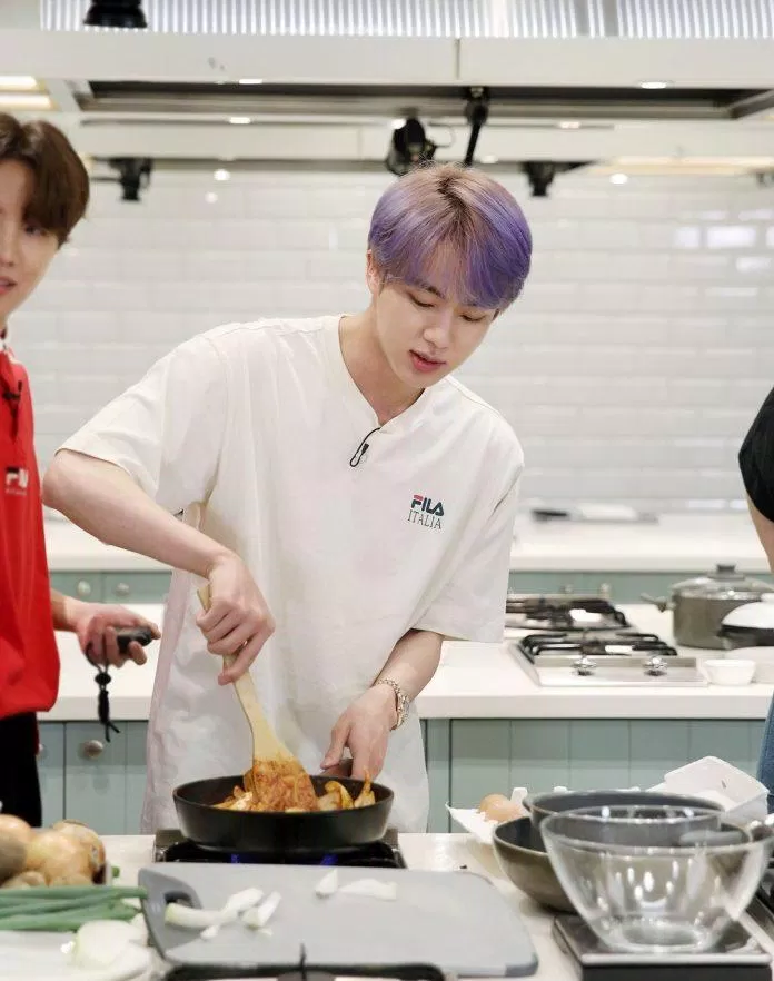 Jin BTS là người nấu ăn rất ngon (Nguồn: Internet).