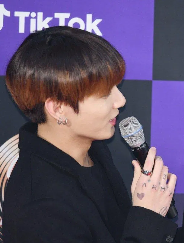 Tay Jungkook trông nam tính hơn sau khi xăm (Nguồn: Internet). Tay Jungkook trông nam tính hơn sau khi xăm (Nguồn: Internet).