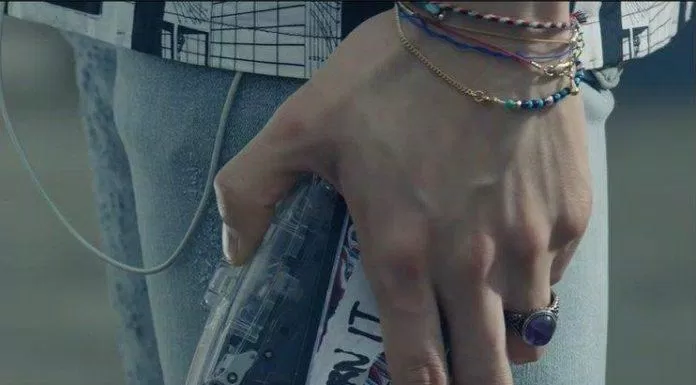 Bàn tay nam tính của Suga trong MV Fire (Nguồn: Internet).