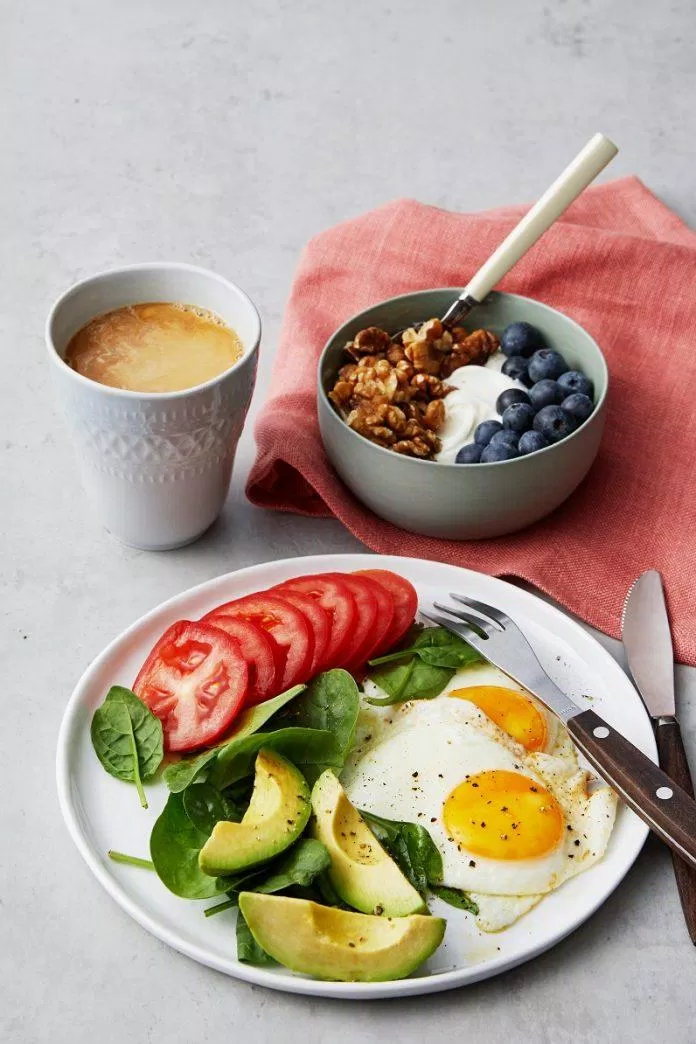 Bữa sáng với trứng và sữa chua giúp bổ sung protein dồi dào (Ảnh: Internet).