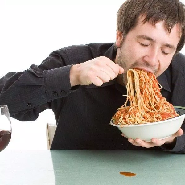 Ăn quá nhanh khiến cơ thể không kịp nhận biết cảm giác no (Ảnh: Internet).