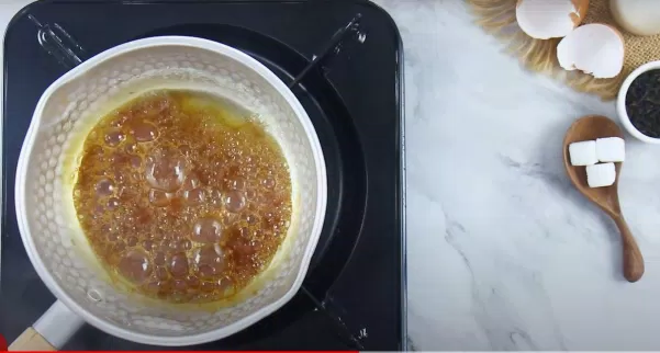 Đun nóng caramen chuyển sang màu nâu cánh gián đẹp mắt thì tắt bếp (Nguồn: Cooky TV)