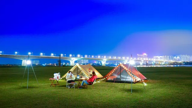 Cắm trại dưới chân cầu Vĩnh Tuy (Nguồn: Internet).