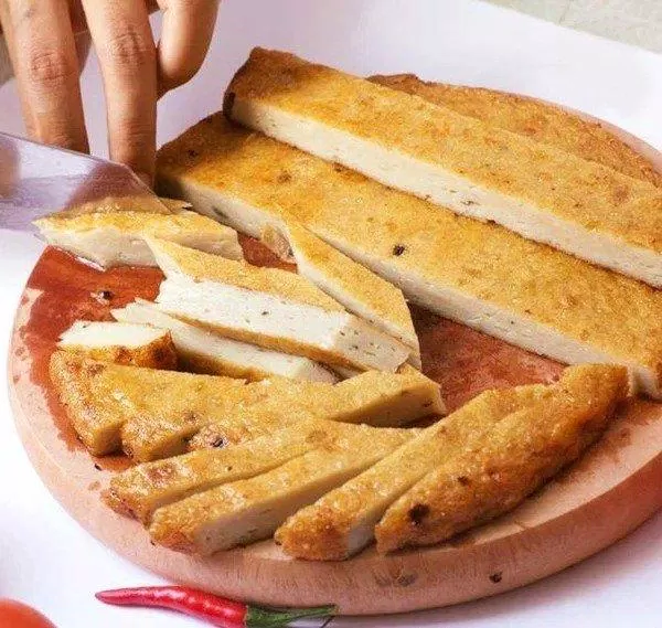 75 Cách làm bún đậu mắm tôm ngon đơn giản ngay tại nhà mới nhất 12 Chả cá các bạn hãy cắt miếng vừa ăn nhé (Ảnh Internet)