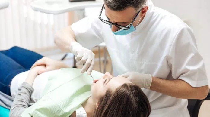 Hãy đến nha sĩ để được chăm sóc răng miệng toàn diện (Ảnh: Internet).