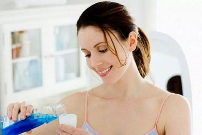 Nên dùng nước súc miệng hằng ngày để bảo vệ sức khỏe răng miệng (Ảnh: Internet).