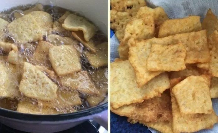 Bước 3: Chiên hỗn hợp cơm nguội thành bánh Snack (Nguồn: Internet)