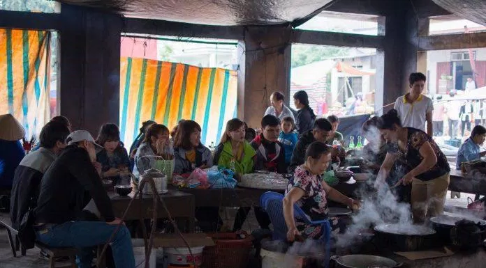 Chờ bánh cuốn ở chợ Trùng Khánh (Nguồn: Kim Cúc). Chờ bánh cuốn ở chợ Trùng Khánh (Nguồn: Kim Cúc).