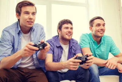 Chơi game giải trí cùng bạn bè (Nguồn: Internet). Chơi game giải trí cùng bạn bè (Nguồn: Internet).