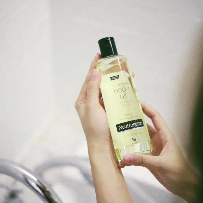 Dầu dưỡng thể Neutrogena Body Oil Light Sesame Formula - giải pháp cho làn da khô ráp, kém mịn màng (ảnh: internet)