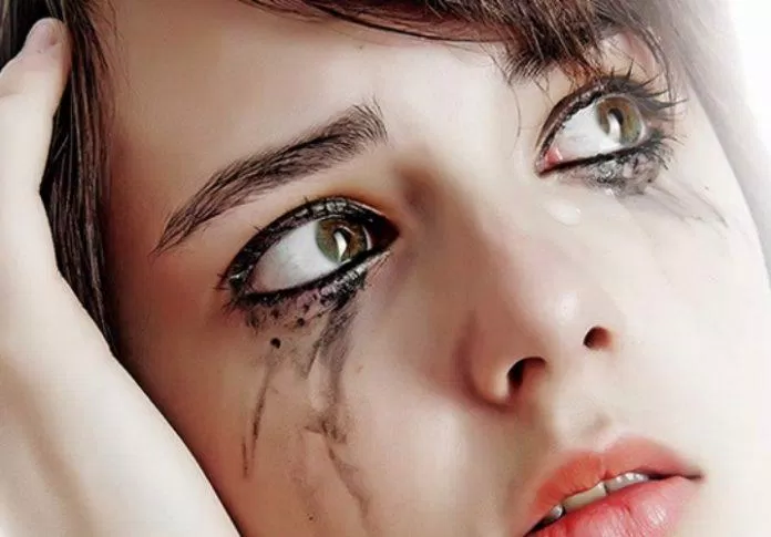 Da nhiều dầu khiến lớp make up nhanh trôi, dễ mốc (Ảnh: Internet). Da nhiều dầu khiến lớp make up nhanh trôi, dễ mốc (Ảnh: Internet).