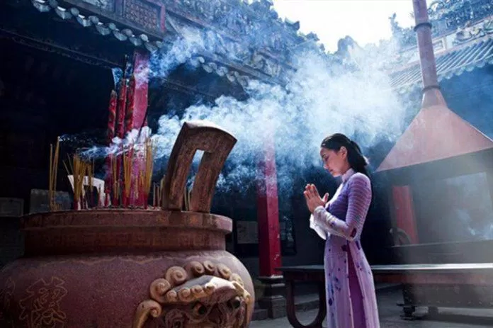 Đi chùa cầu bình an cũng là một lựa chọn trong mùa Vu Lan (Nguồn: Internet).