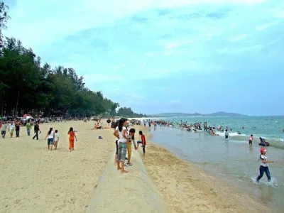 Biển Đồi Dương lộng gió với hàng dương xanh mát (Ảnh: Internet). Biển Đồi Dương lộng gió với hàng dương xanh mát (Ảnh: Internet).