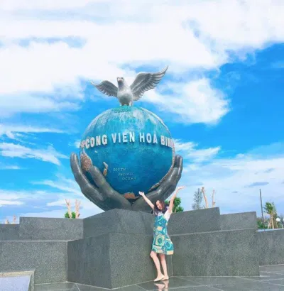 Tượng đài Hoà Bình là điểm check-in yêu thích của giới trẻ (Ảnh: Internet). Tượng đài Hoà Bình là điểm check-in yêu thích của giới trẻ (Ảnh: Internet).