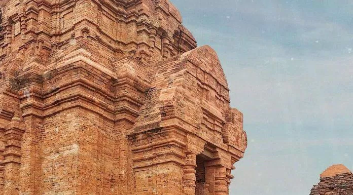Tháp Poshanua với kiến trúc Chăm đặc trưng (Ảnh: Internet).