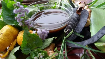 Để cải thiện tình trạng gãy rụng và kích thích mọc tóc bạn có thể gội đầu với nước bồ kết hằng ngày nhé (Ảnh: Internet)