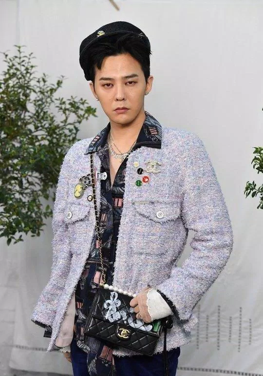 G-Dragon nổi tiếng với phong cách thể thao và sự lập dị đầy mê hoặc (Ảnh: Internet). G-Dragon nổi tiếng với phong cách thể thao và sự lập dị đầy mê hoặc (Ảnh: Internet).