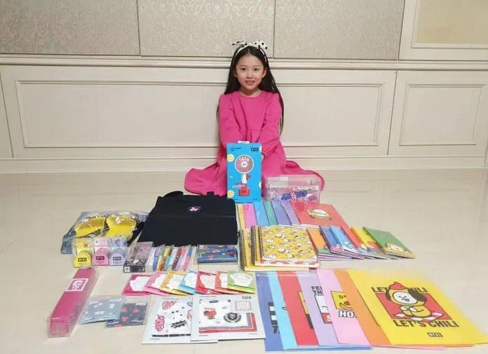 Hình ảnh Koo Sarang chụp cùng goods BT21 được Jimin gửi tặng (Ảnh: Internet) Hình ảnh Koo Sarang chụp cùng goods BT21 được Jimin gửi tặng (Ảnh: Internet)