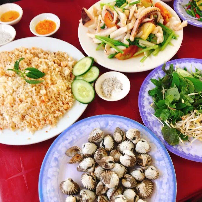 Ăn hải sản bè Tuấn (Ảnh: Kim Cúc). Ăn hải sản bè Tuấn (Ảnh: Kim Cúc).
