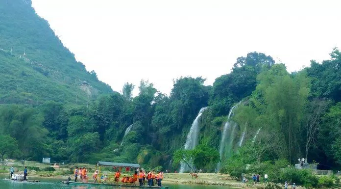 Hoạt động du lịch thác của nước ta (Nguồn: Kim Cúc). Hoạt động du lịch thác của nước ta (Nguồn: Kim Cúc).