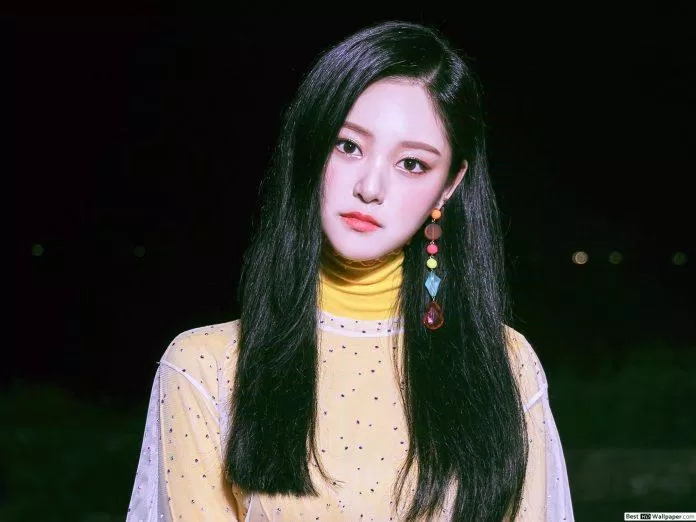 Hyunjin (LOONA) thần tượng K-Pop nghiện cà phê. (Nguồn: Internet)
