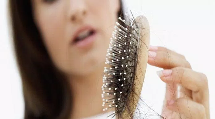 Khô môi, khô da, rụng tóc là những tác dụng phụ thường thấy của Isotretinoin (Nguồn: Internet)