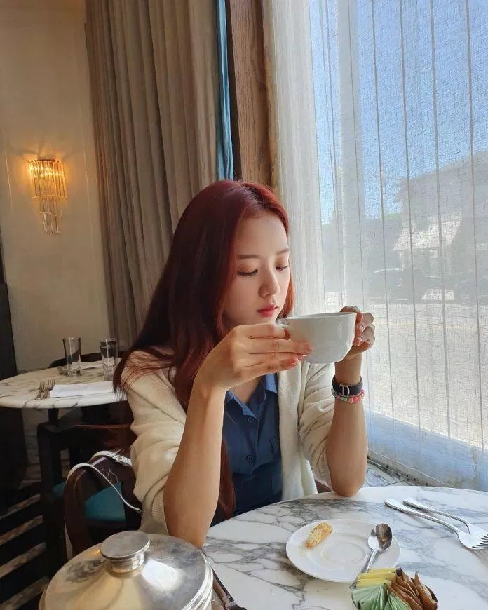 Jisoo (BLACKPINK) thần tượng K-Pop nghiện cà phê. (Nguồn: Internet)