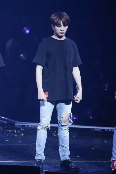 Dáng đứng đáng yêu của Jungkook (Ảnh: Internet). Dáng đứng đáng yêu của Jungkook (Ảnh: Internet).
