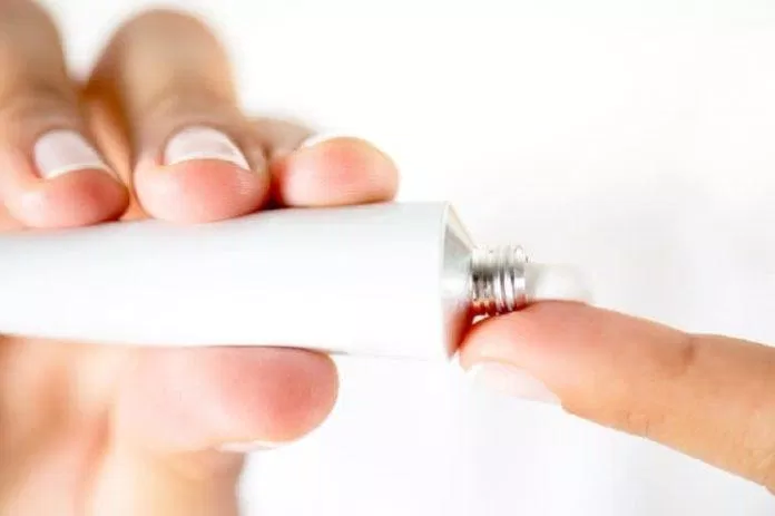 Kem bôi là một trong những phương pháp điều trị vảy nến (Ảnh: Internet). Kem bôi là một trong những phương pháp điều trị vảy nến (Ảnh: Internet).