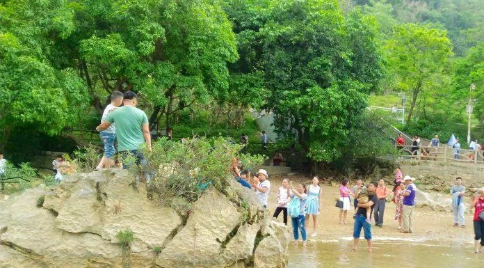 Khách du lịch Trung Quốc tại Bản Giốc (Nguồn: Kim Cúc). Khách du lịch Trung Quốc tại Bản Giốc (Nguồn: Kim Cúc).