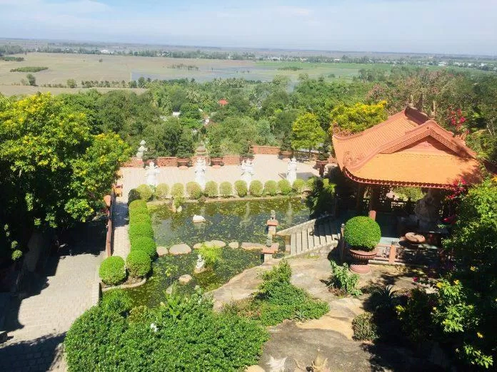 Khuôn viên chùa Hang (Ảnh: Kim Cúc). Khuôn viên chùa Hang (Ảnh: Kim Cúc).